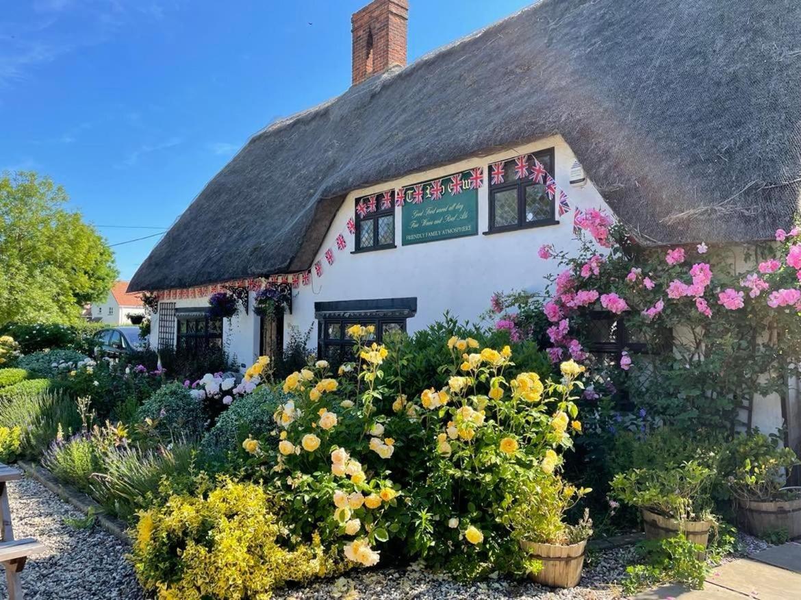 Отель The Red Cow Heydon  Экстерьер фото